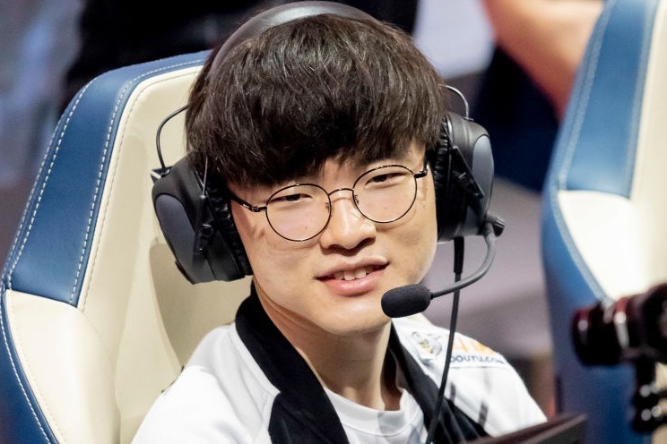 T1 doi dau FPX ngay tran mo man Mid-Season Cup 2020 hinh anh