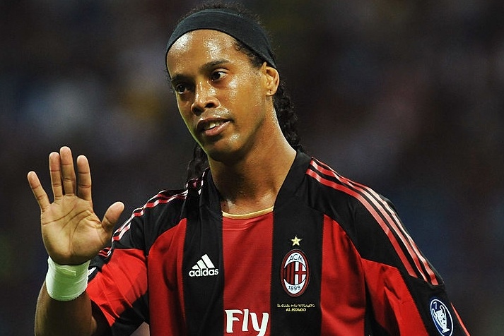 Ronaldinho tung tang ao doi thu de khong bi pham loi hinh anh