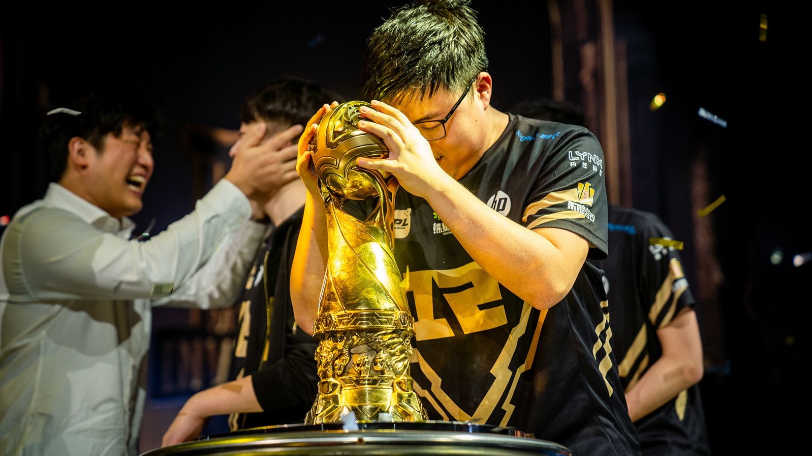 Uzi giai nghe,  Uzi,  Royal Never Give Up anh 1