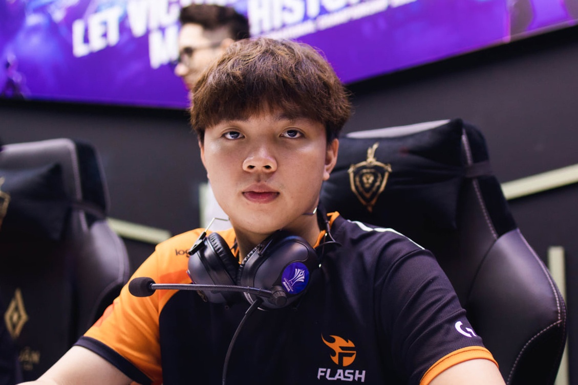 ADC toa sang giup Team Flash Lien Quan danh bai Heavy hinh anh