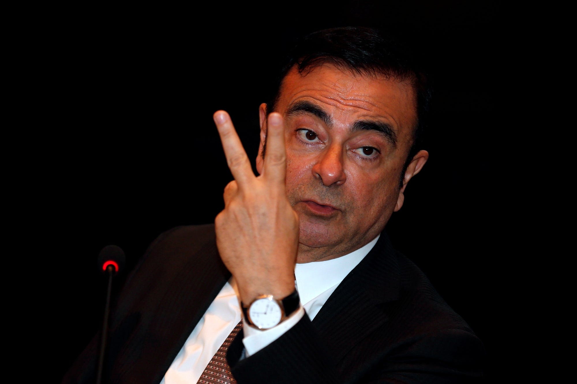 Tu sieu sao nganh xe hoi, cuu chu tich Nissan tro thanh toi pham hinh anh