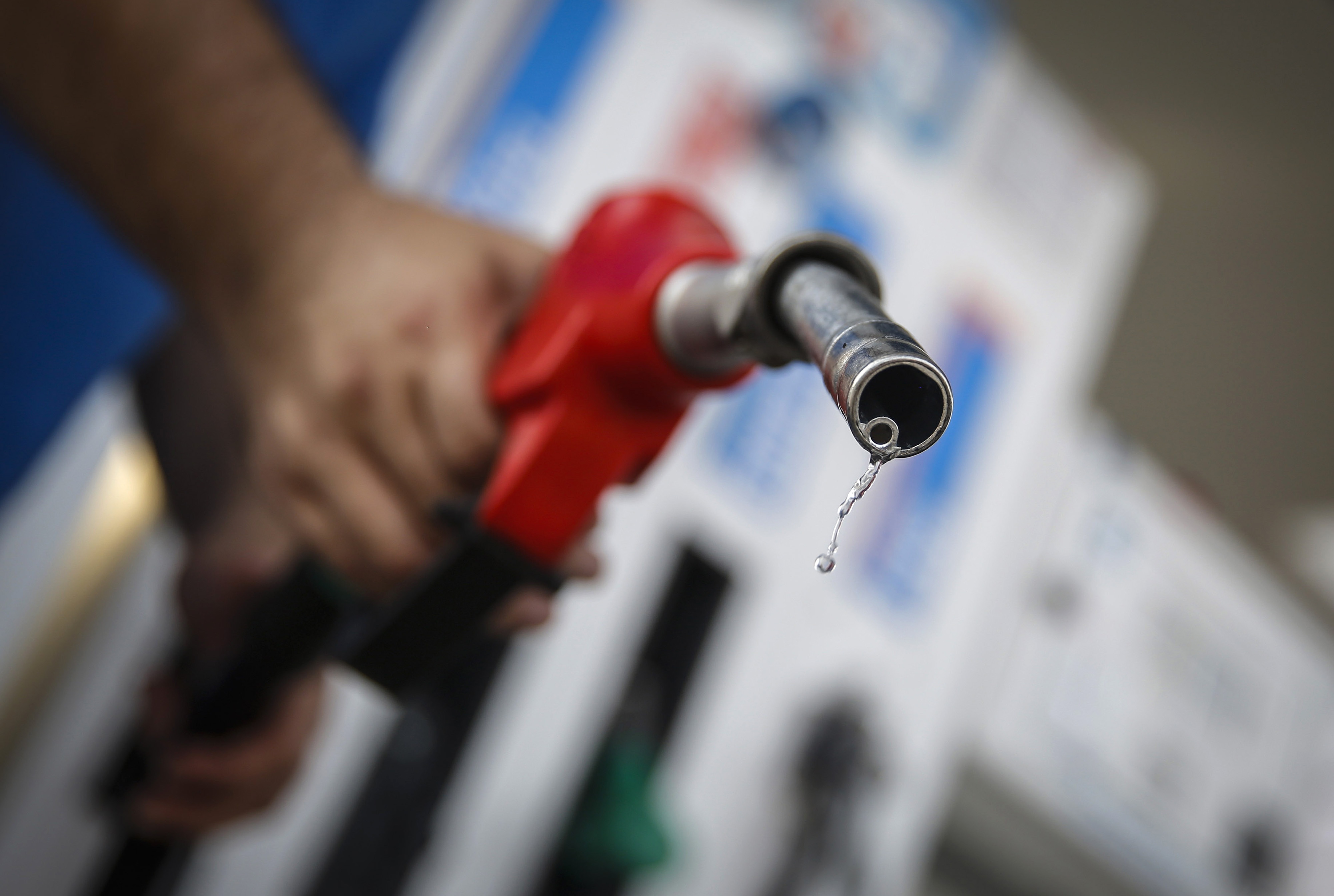 Gia dau the gioi tang manh do bat on chinh tri leo thang hinh anh