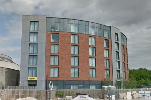 Khach san Anh bi phong toa vi du khach TQ nghi nhiem virus corona hinh anh