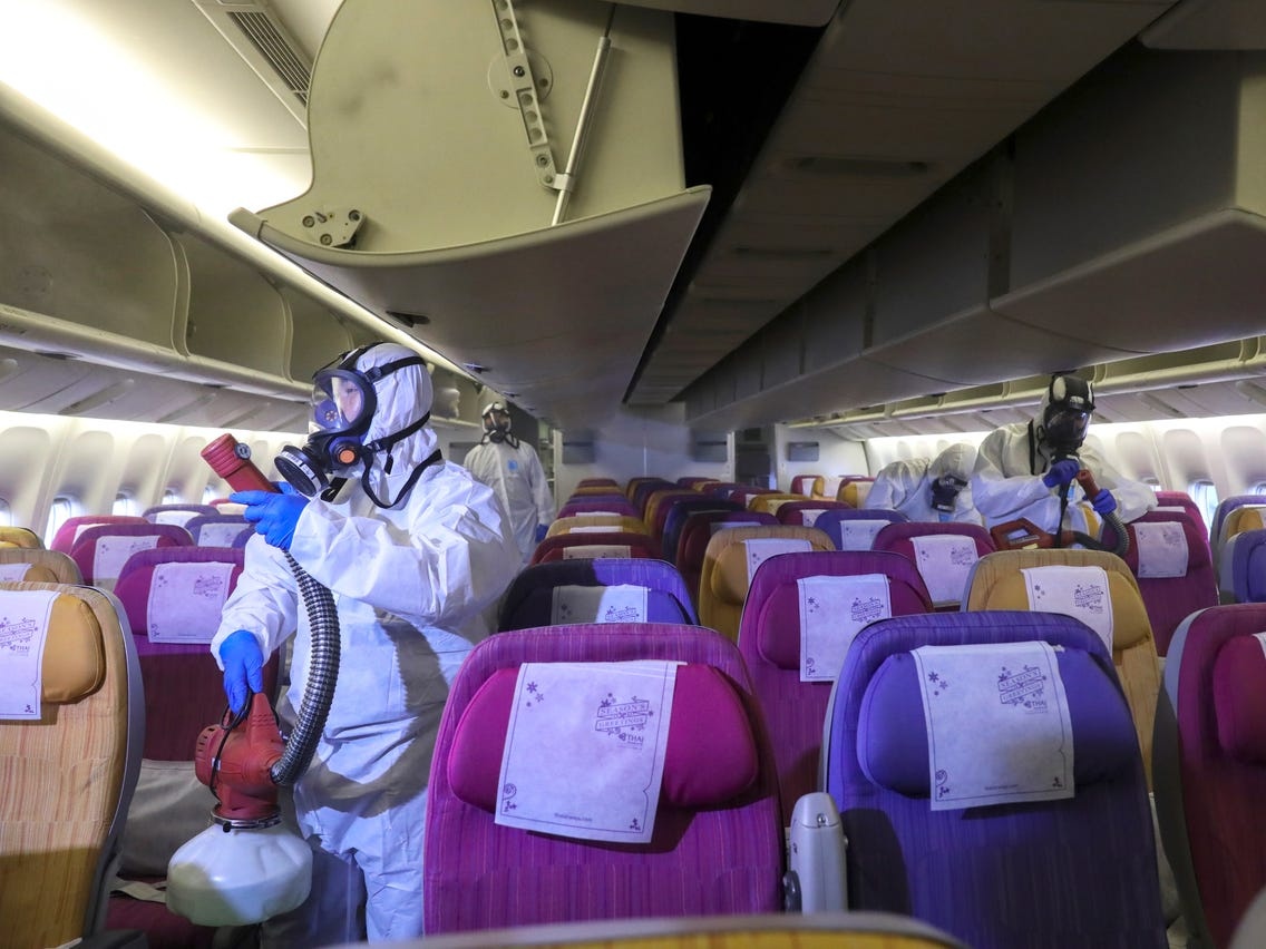 'Muon tranh virus corona tren may bay, hay quen khau trang di' hinh anh