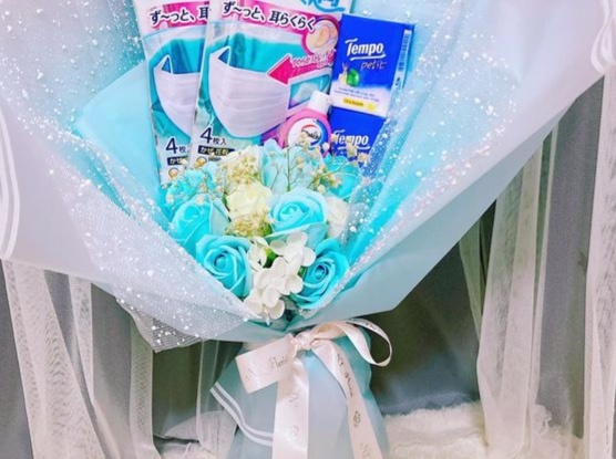 Tang giay ve sinh va khau trang trong dip Valentine tai Singapore hinh anh