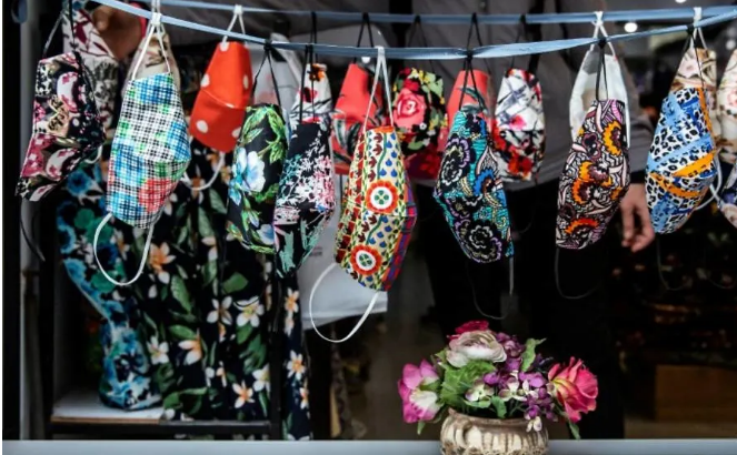 Khan hiem hang, dan Hong Kong tu lam khau trang chong virus corona hinh anh