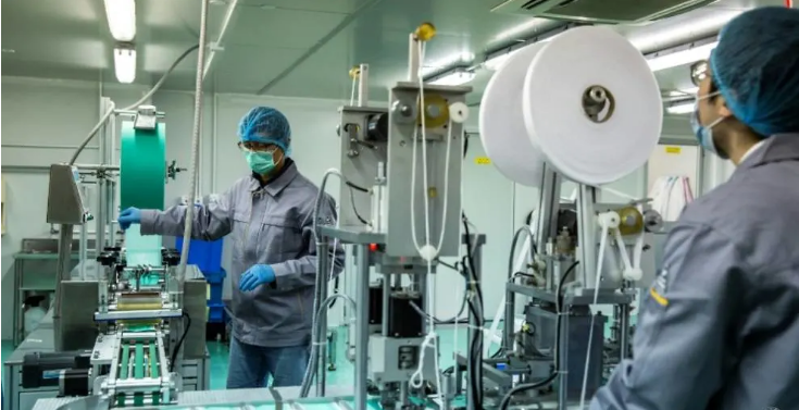 nguoi Hong Kong tu may khau trang chong virus corona anh 3