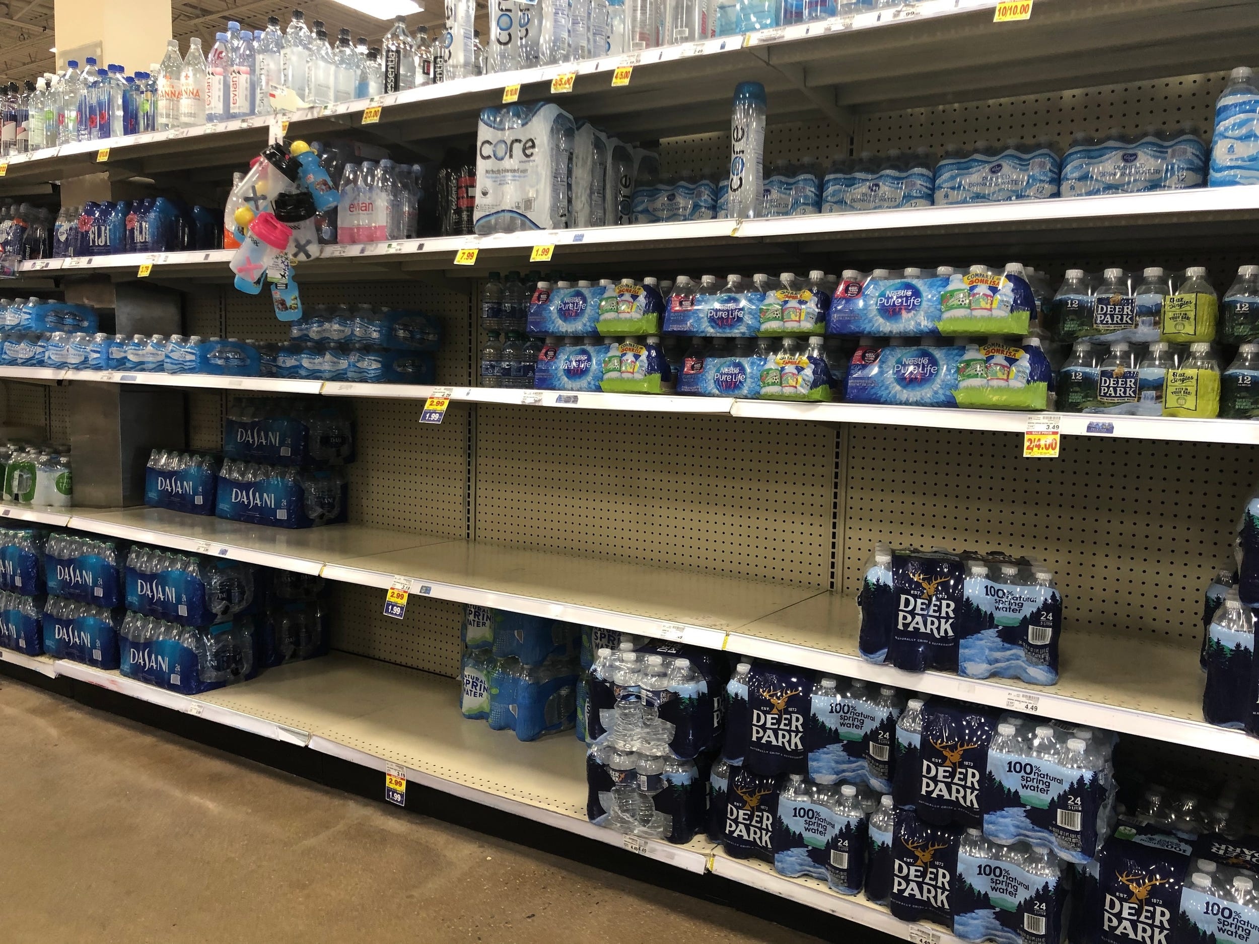 Chuoi sieu thi lon nhat My ban gioi han khau trang, nuoc khu trung hinh anh