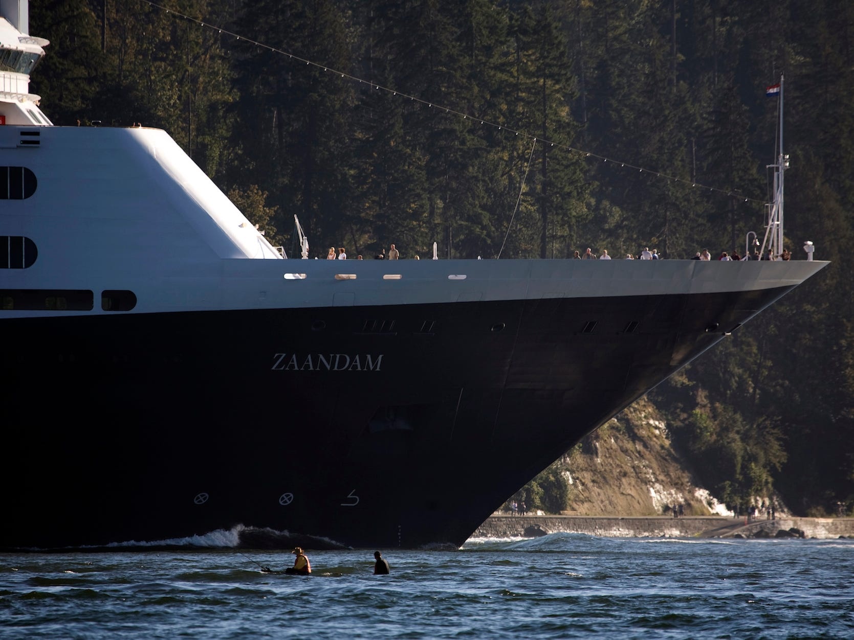 Bon hanh khach tu vong, du thuyen hang sang thanh o dich moi hinh anh