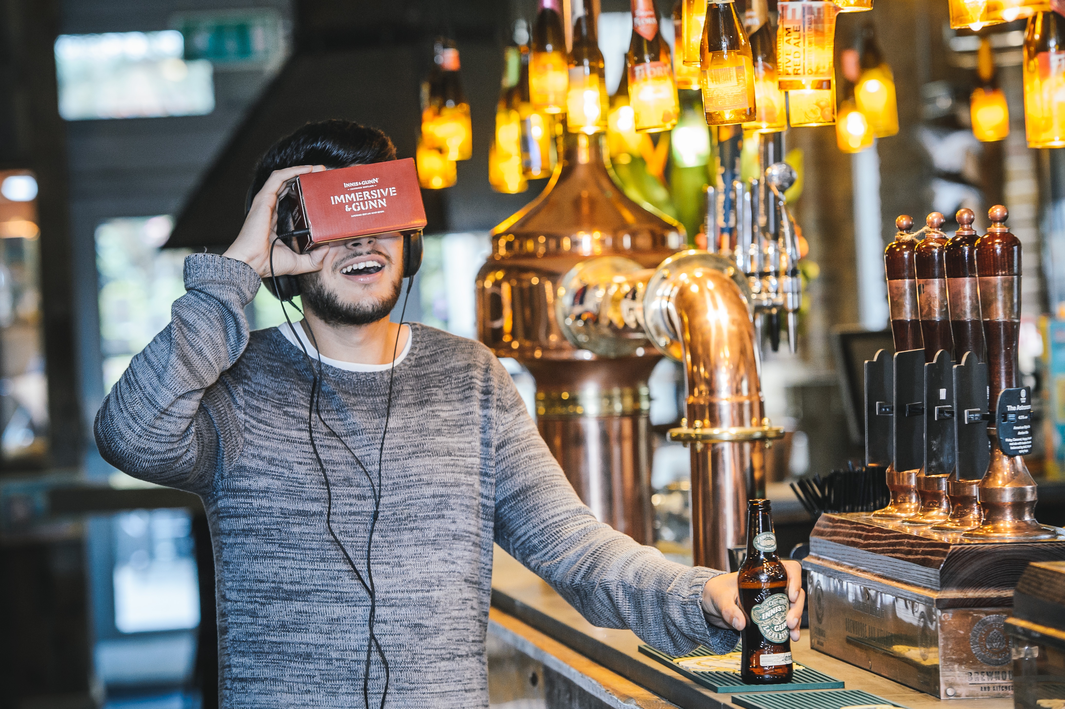 quan bar,  nha hang trong dich Covid-19 anh 2