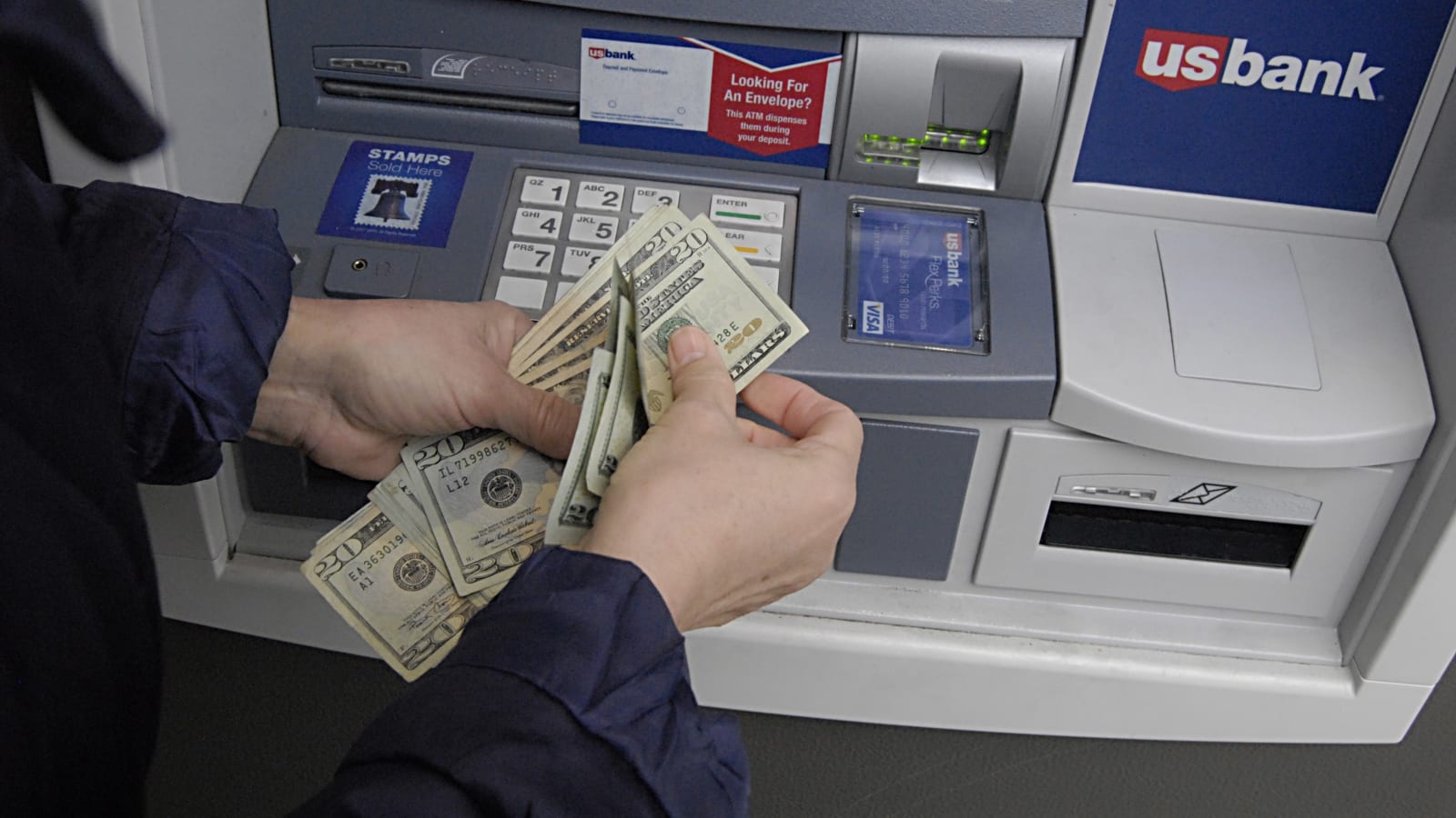 Cho tien cuu tro, linh cuu hoa My thay 8,2 trieu USD trong tai khoan hinh anh