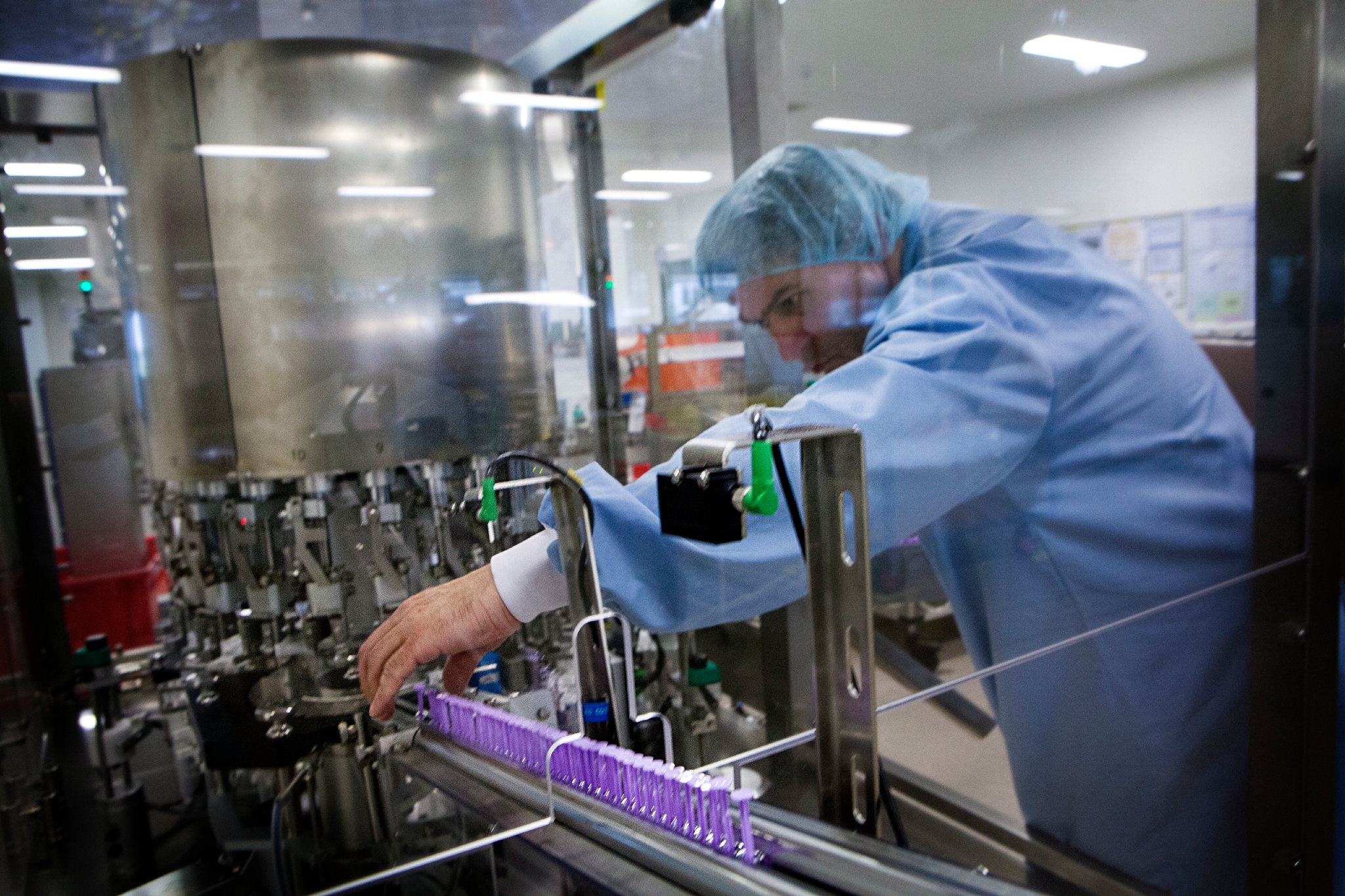 Thu quan trong khong kem vaccine de giup the gioi chong dich Covid-19 hinh anh