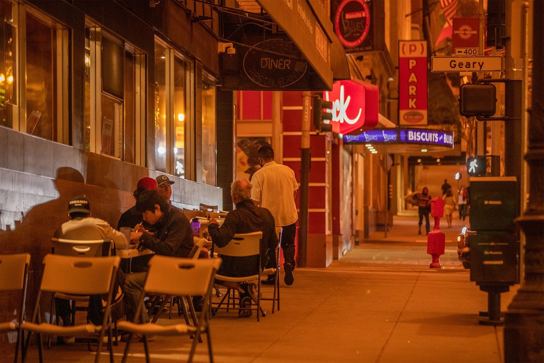 Nha hang tai San Francisco hung don tu dich Covid-19 va chay rung hinh anh