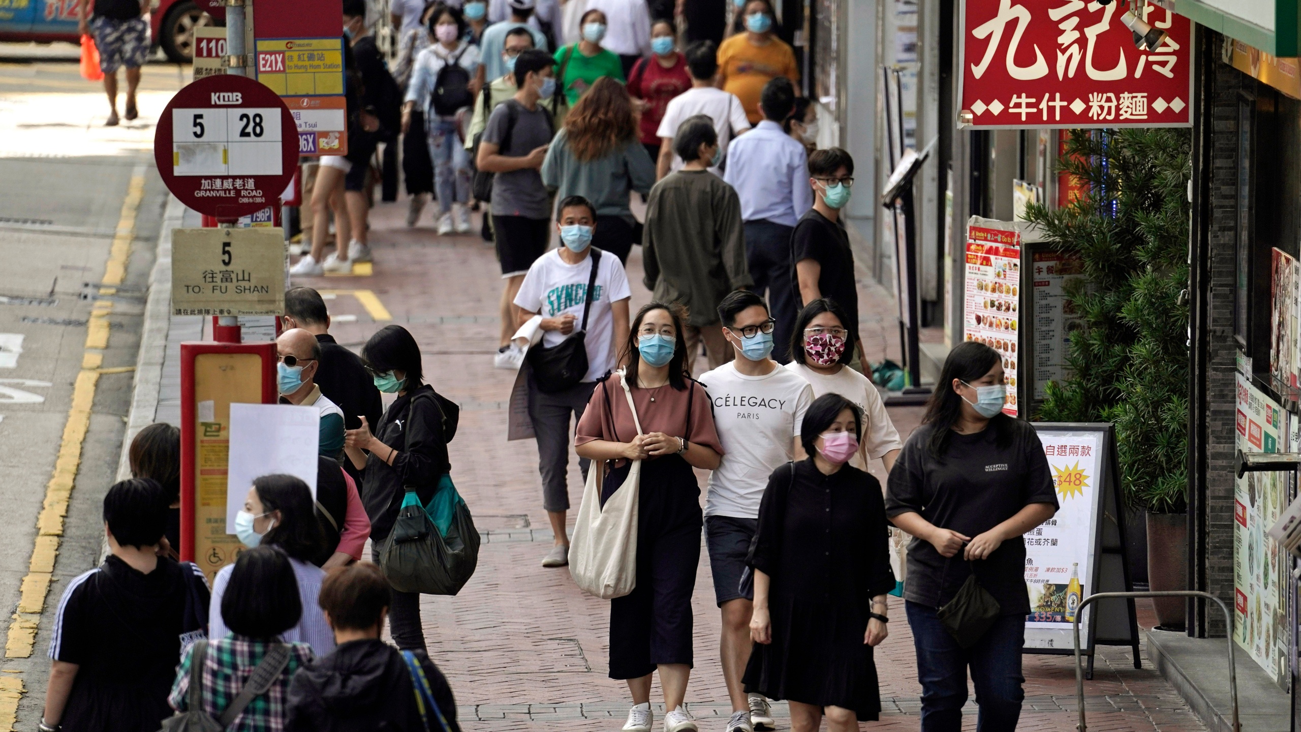 ‘Bong bong hang khong’ Singapore - Hong Kong bi hoan hinh anh