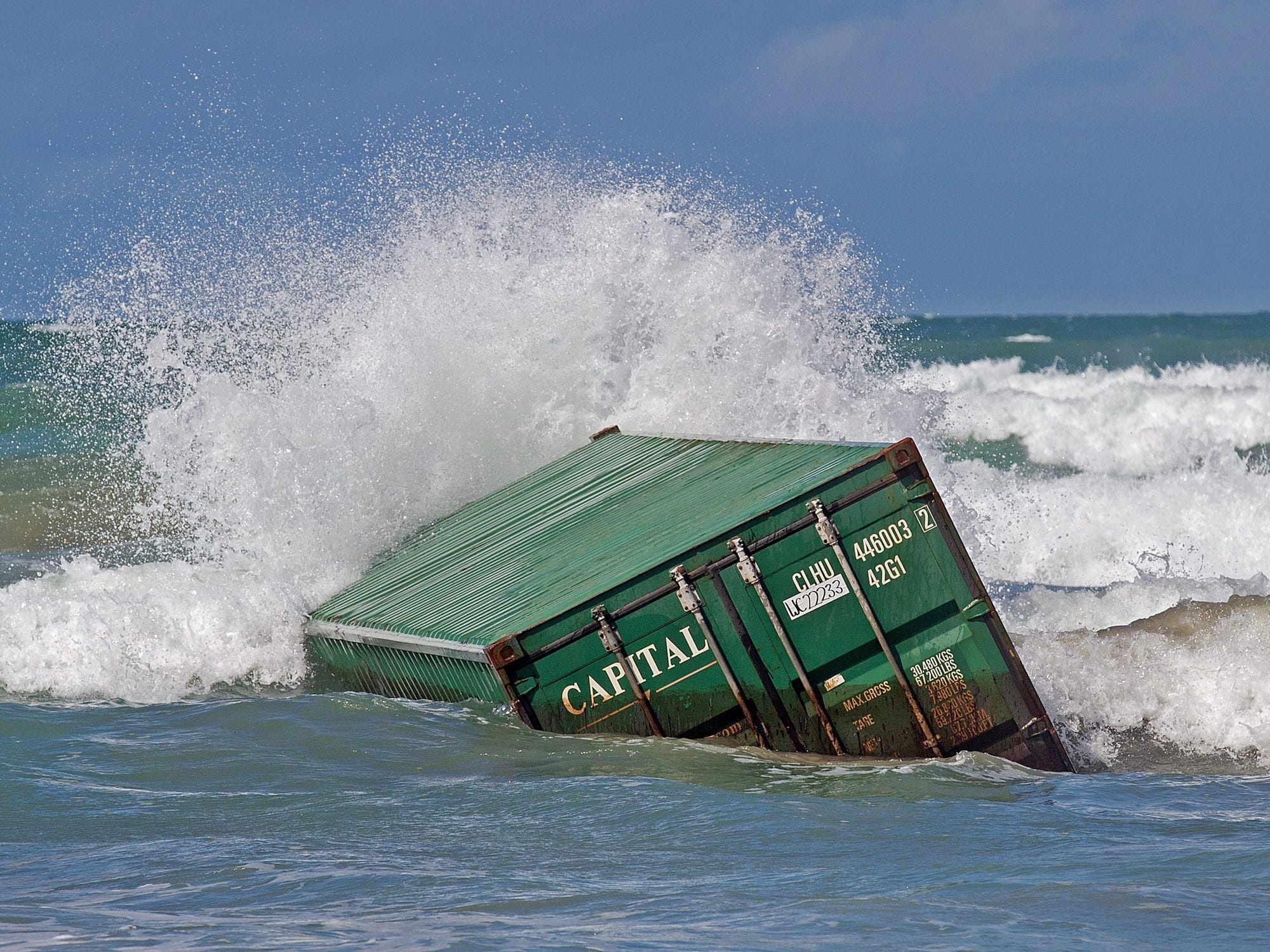 So luong container roi xuong bien tang ky luc hinh anh
