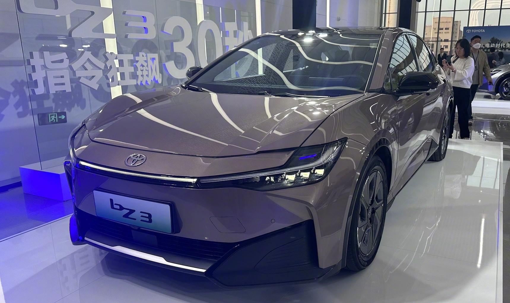 Xe dien cua Toyota chay hang trong ngay dau mo ban hinh anh