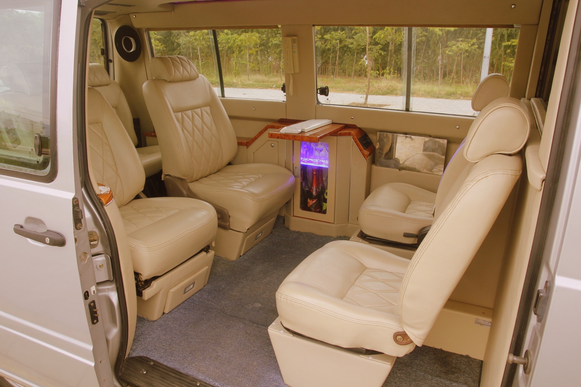 xe limousine 9 chỗ ảnh 1 xe limousine 9 cho anh 1