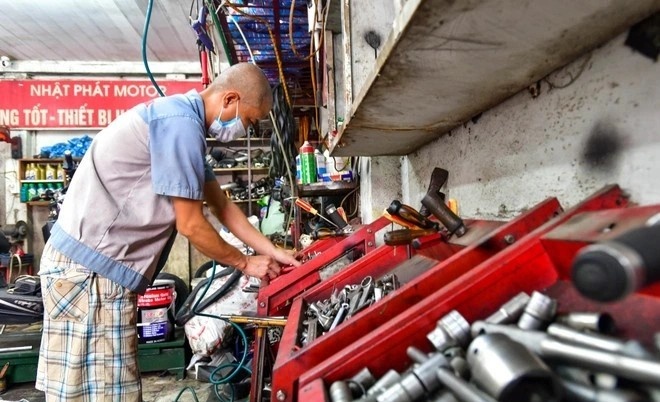 Thu nhap tang cao cua tho sua xe may khi TP.HCM vao mua mua hinh anh