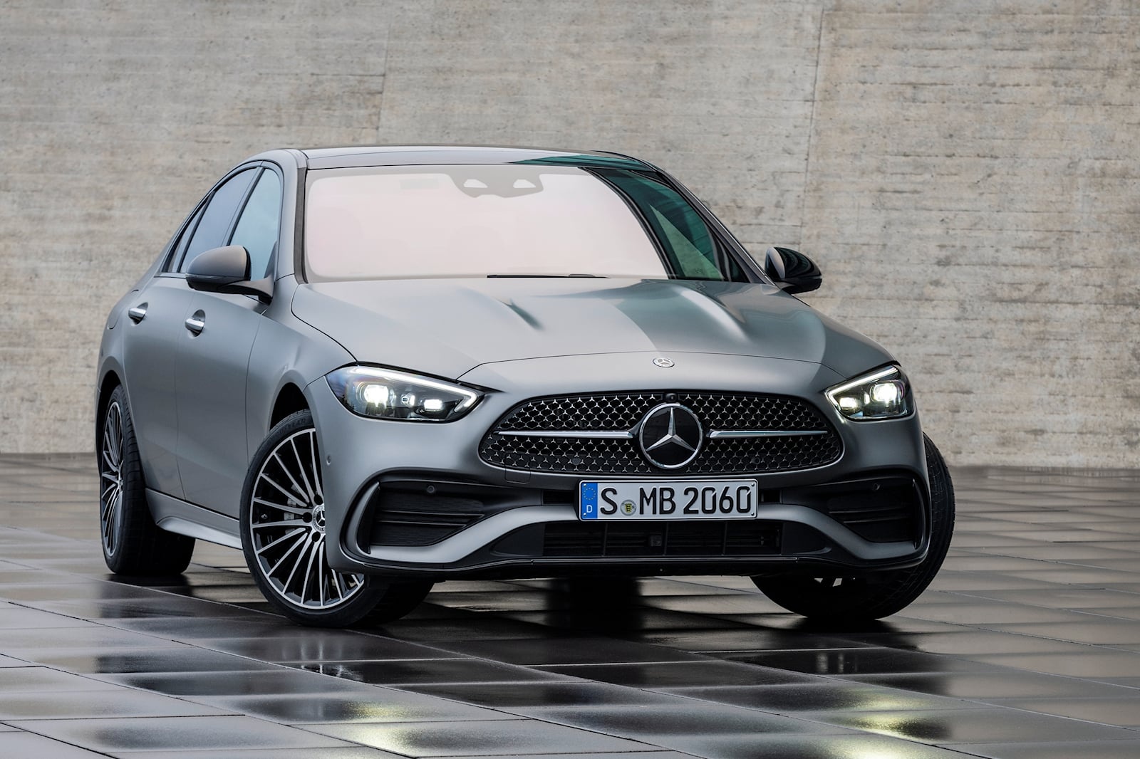 6.700 xe Mercedes C-Class dinh rui ro chay no hinh anh