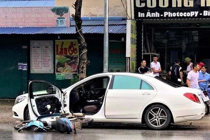 Cua xe Mercedes-Benz S 400 thay het hon 260 trieu dong hinh anh