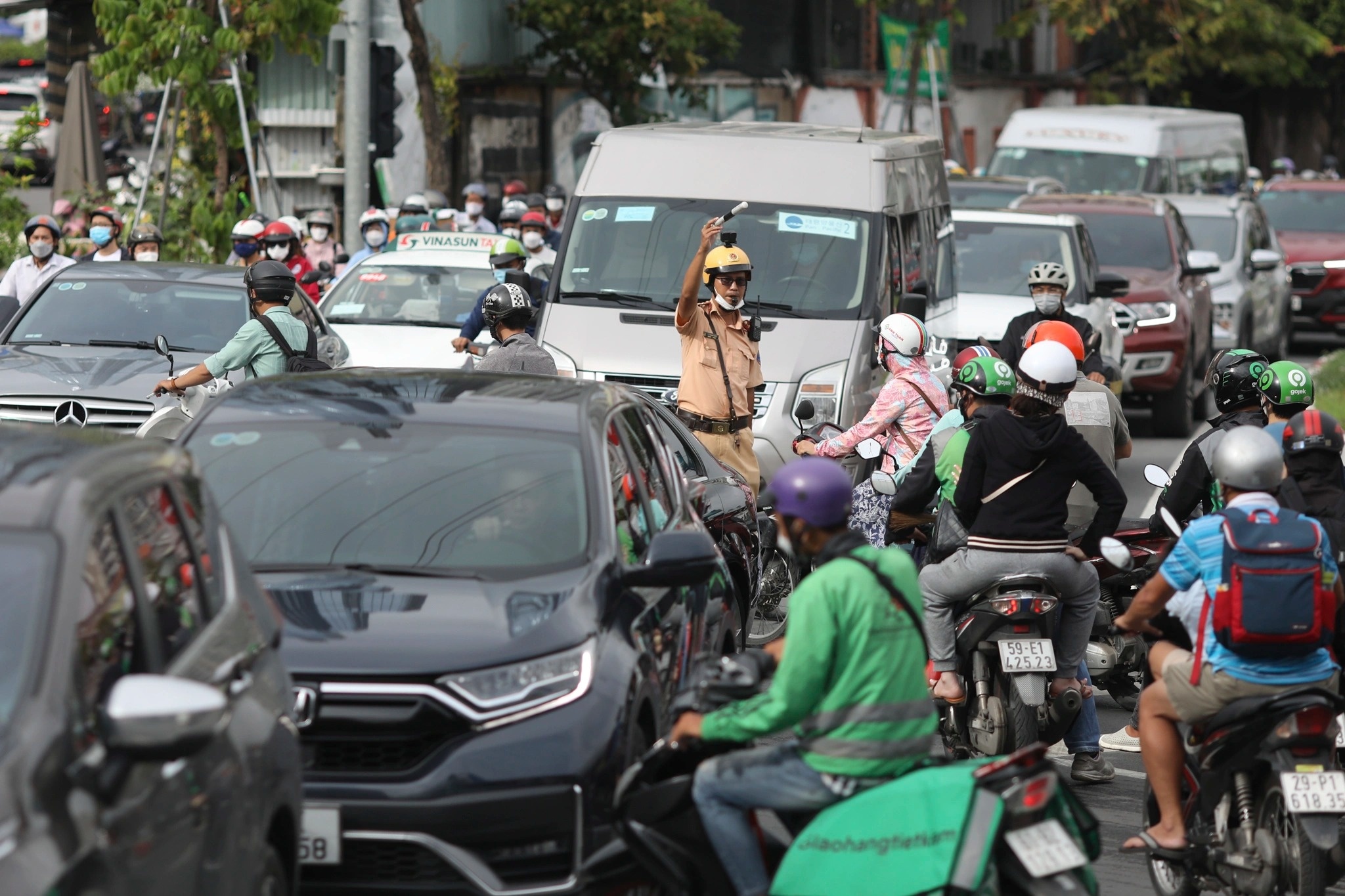 Hon 1.000 xe dang ky moi moi ngay tai TP.HCM hinh anh