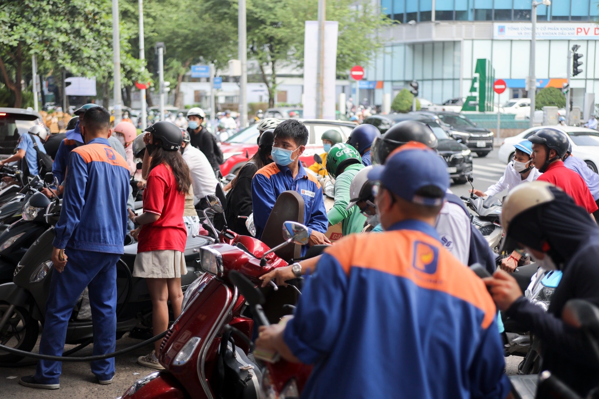 Nghi hoc nghi lam vi khong do duoc xang hinh anh