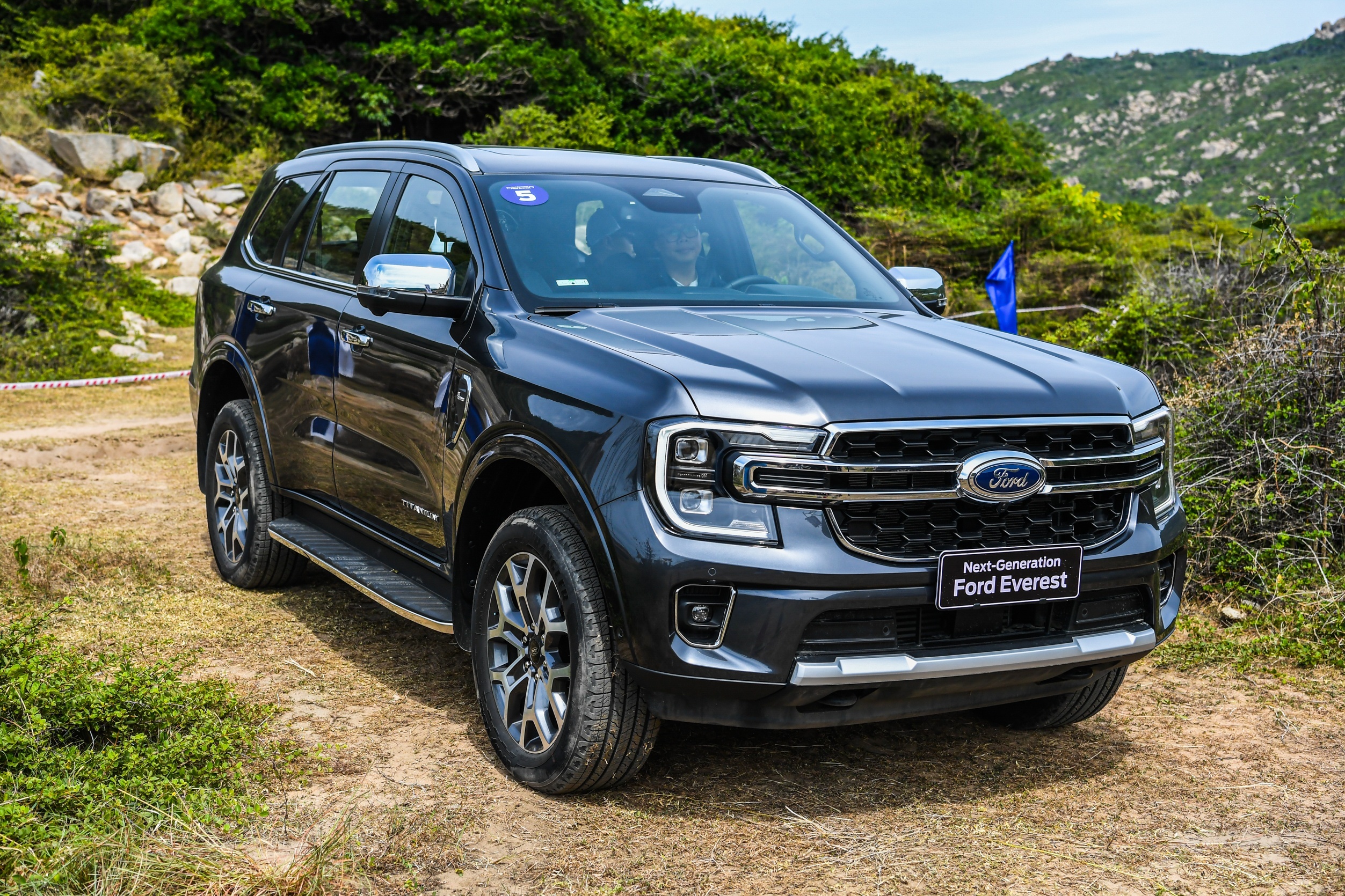 Ford Everest tiep tuc bi doi gia, Hyundai Santa Fe giam sau hinh anh