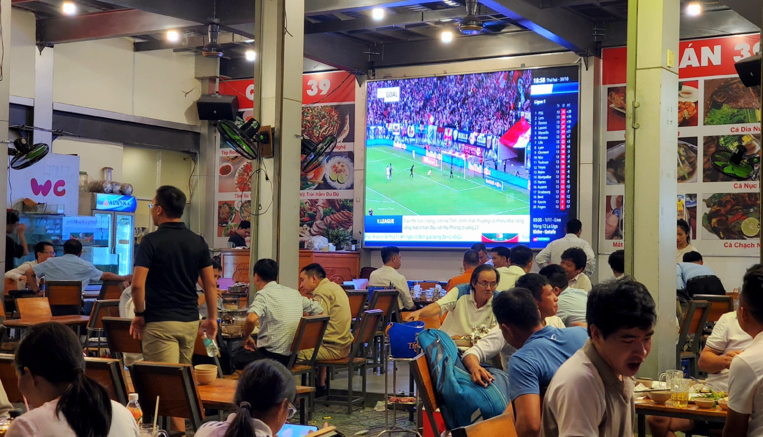 Dich vu cho thue TV man hinh lon, may chieu nong dan mua World Cup hinh anh