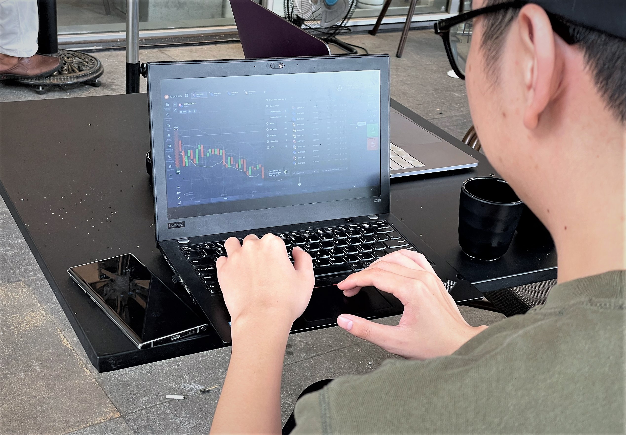 Phat truc tiep day lam giau, giao dich nhi phan tren TikTok hinh anh