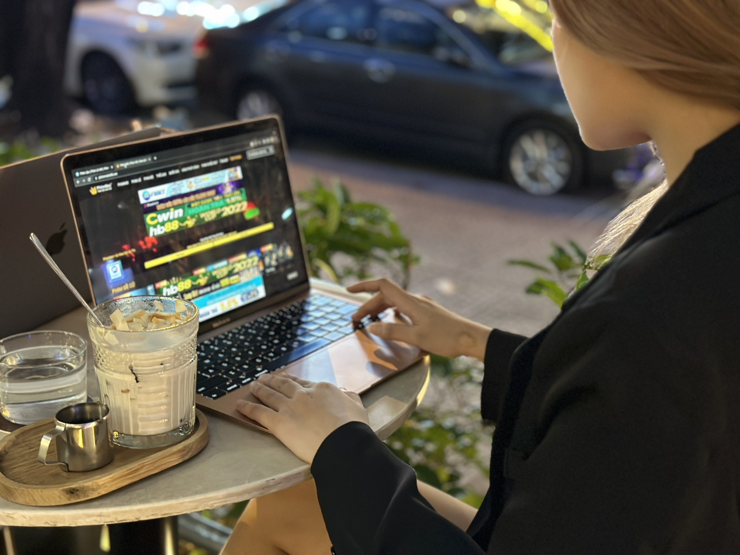 Quang cao ca cuoc trai phep tran lan mua World Cup hinh anh