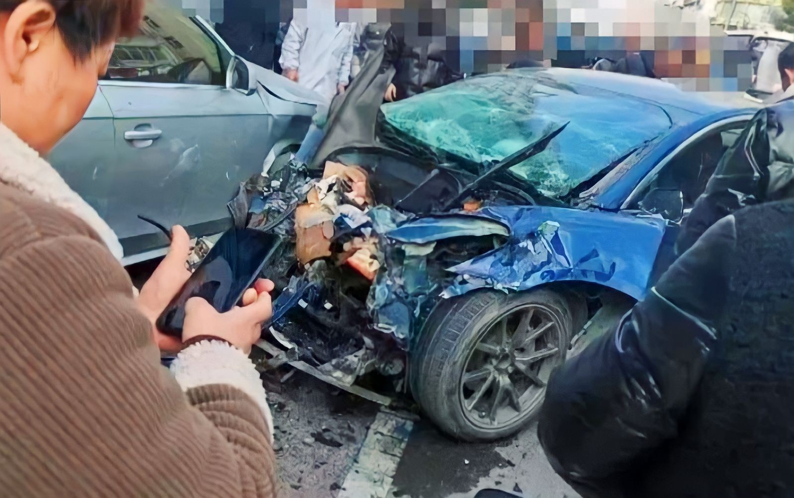 Xe Tesla bi hu hong nghiem trong sau va cham voi xe buyt hinh anh