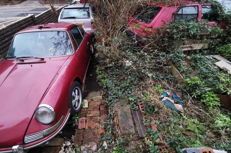 Nhieu xe co dat tien bi giau trong ngoi nha hoang hinh anh