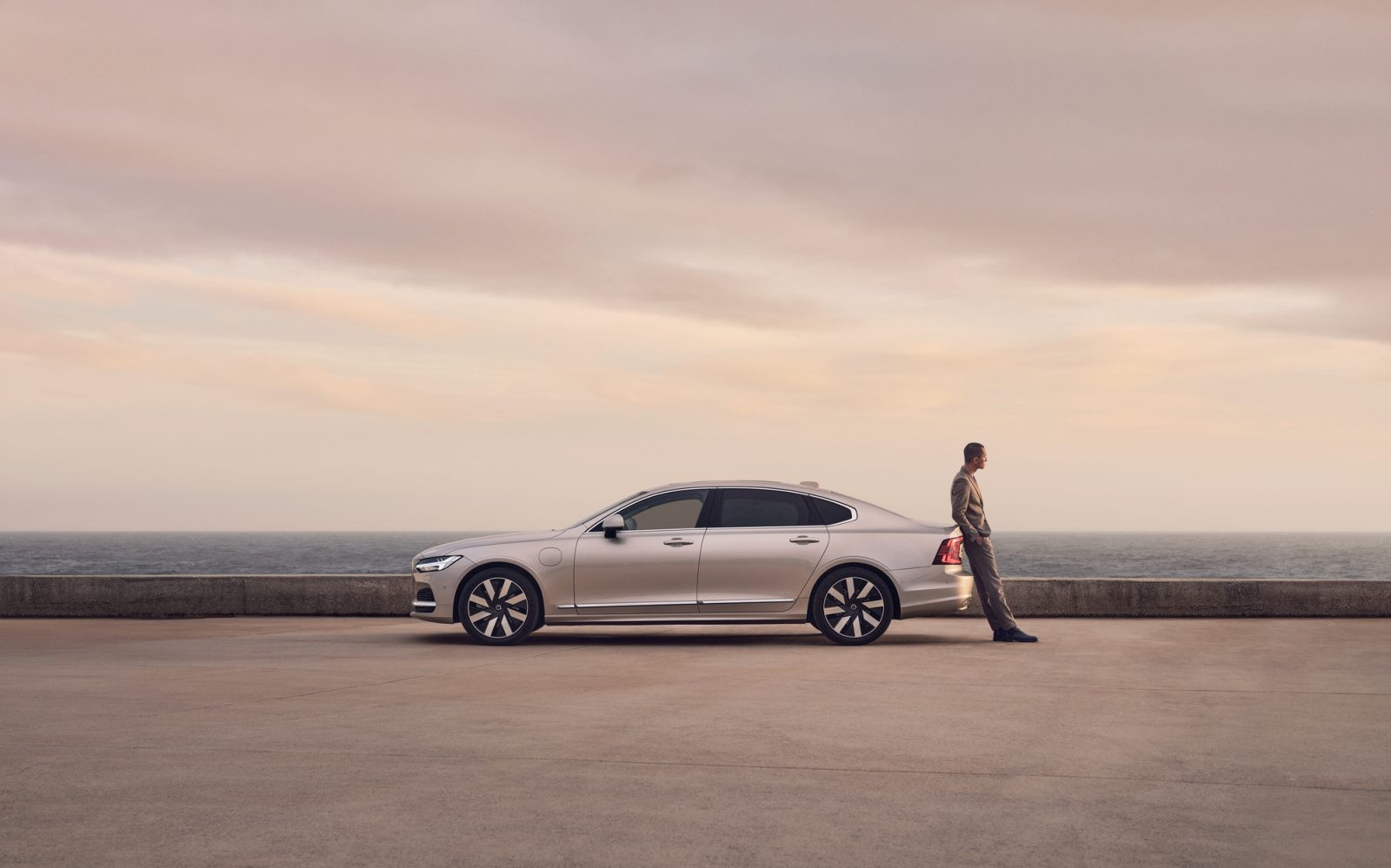 Dai ly nhan coc Volvo S90 Recharge Ultimate, gia khoang 2,8 ty dong hinh anh