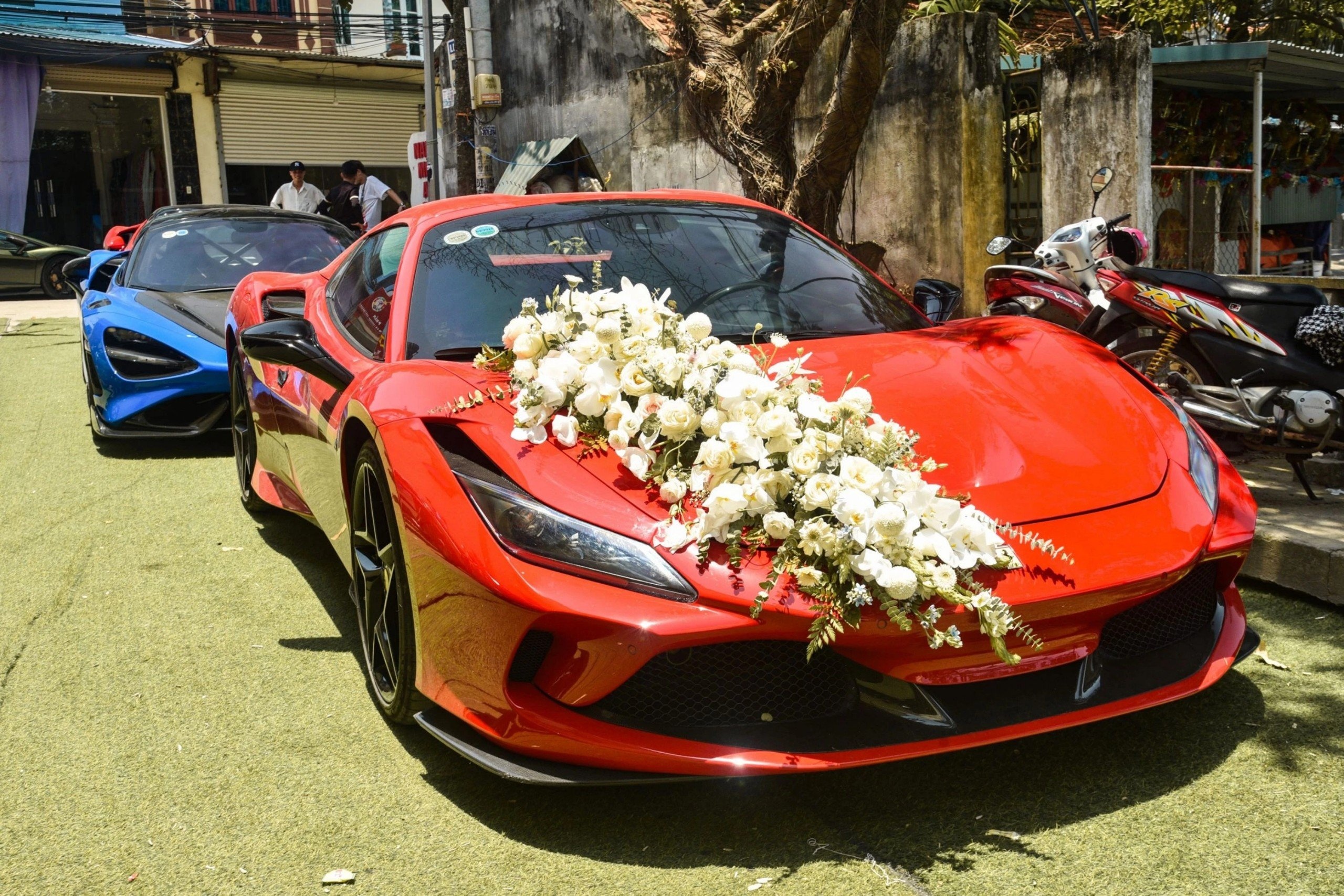 Chi hang chuc trieu dong thue xe sang de ruoc dau hinh anh