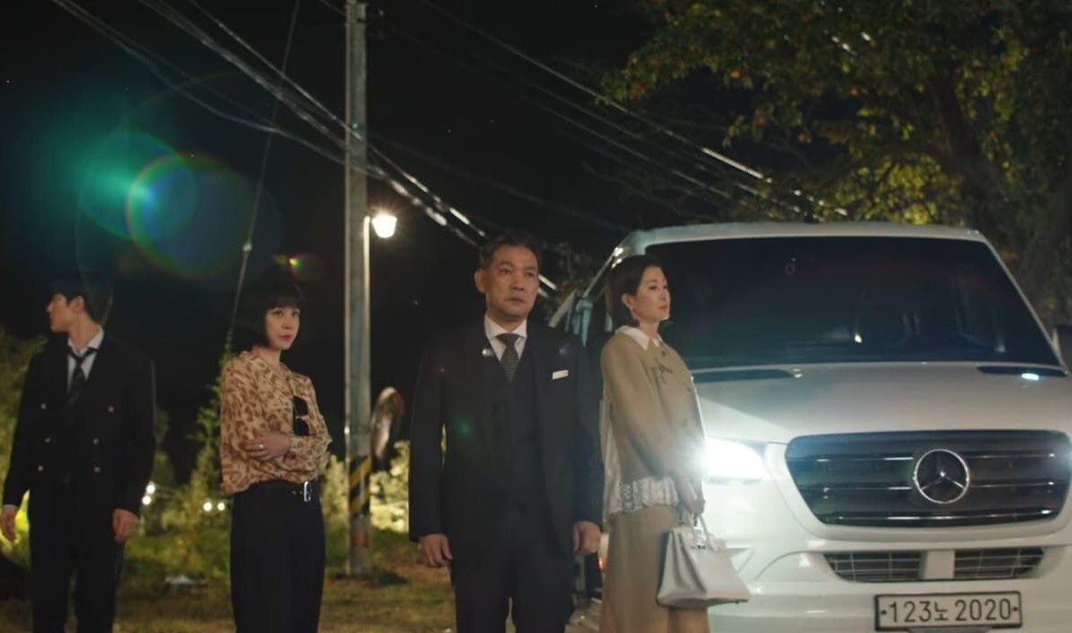 Diem danh dan xe sang trong Queen of Tears hinh anh