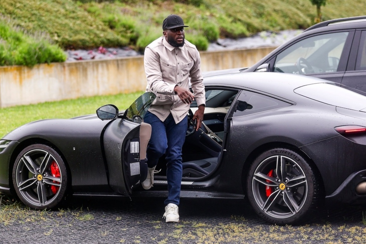 Tuyen Bi lai xe xin den khu tap huan Euro 2024, Lukaku 'cuoi' Ferrari hinh anh