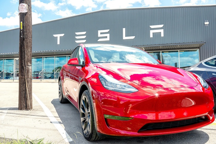 BMW ban nhieu xe dien hon Tesla hinh anh