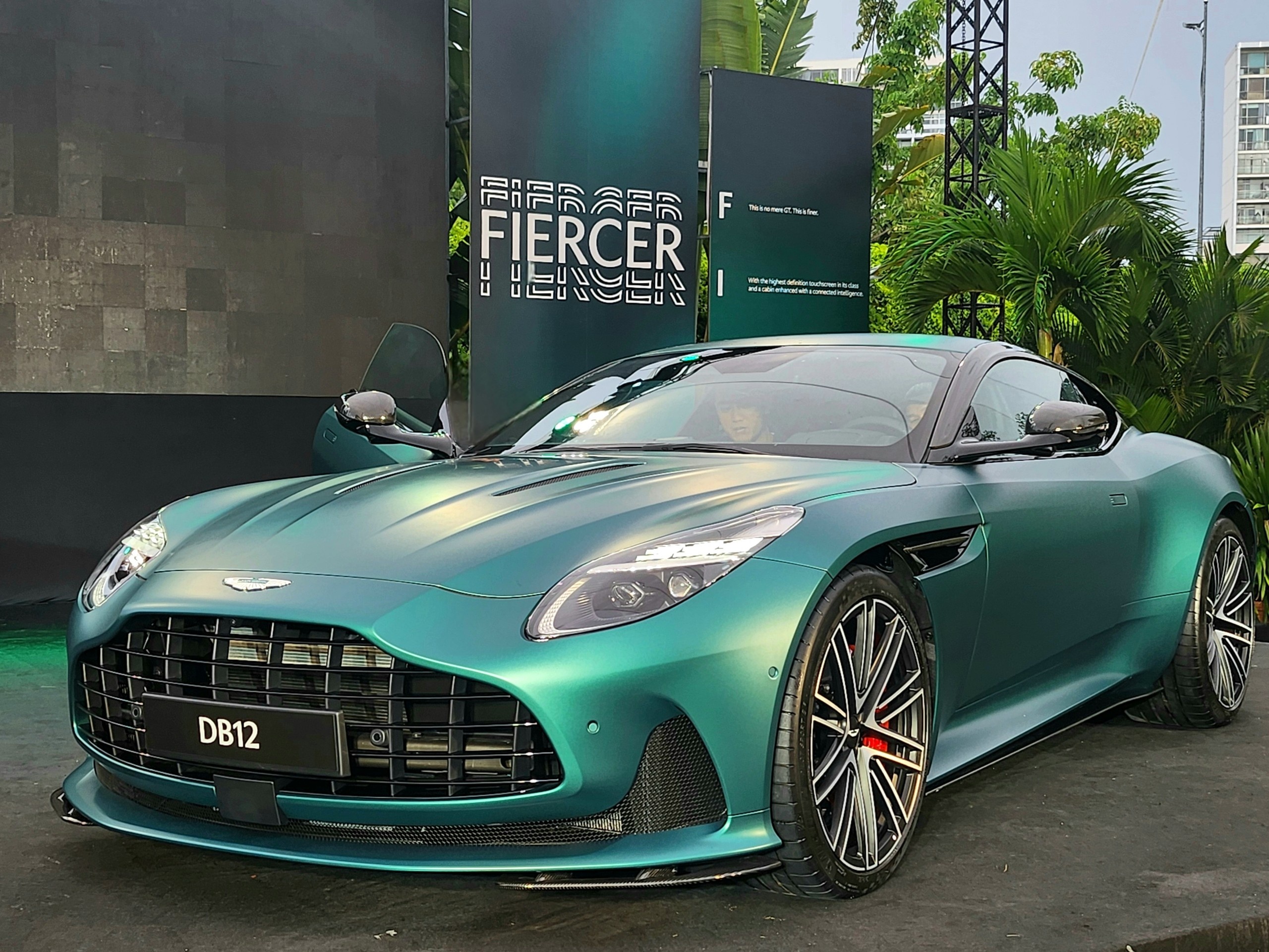 Aston Martin DB12 giá từ 19,5 tỷ đồng có gì đặc biệt?
