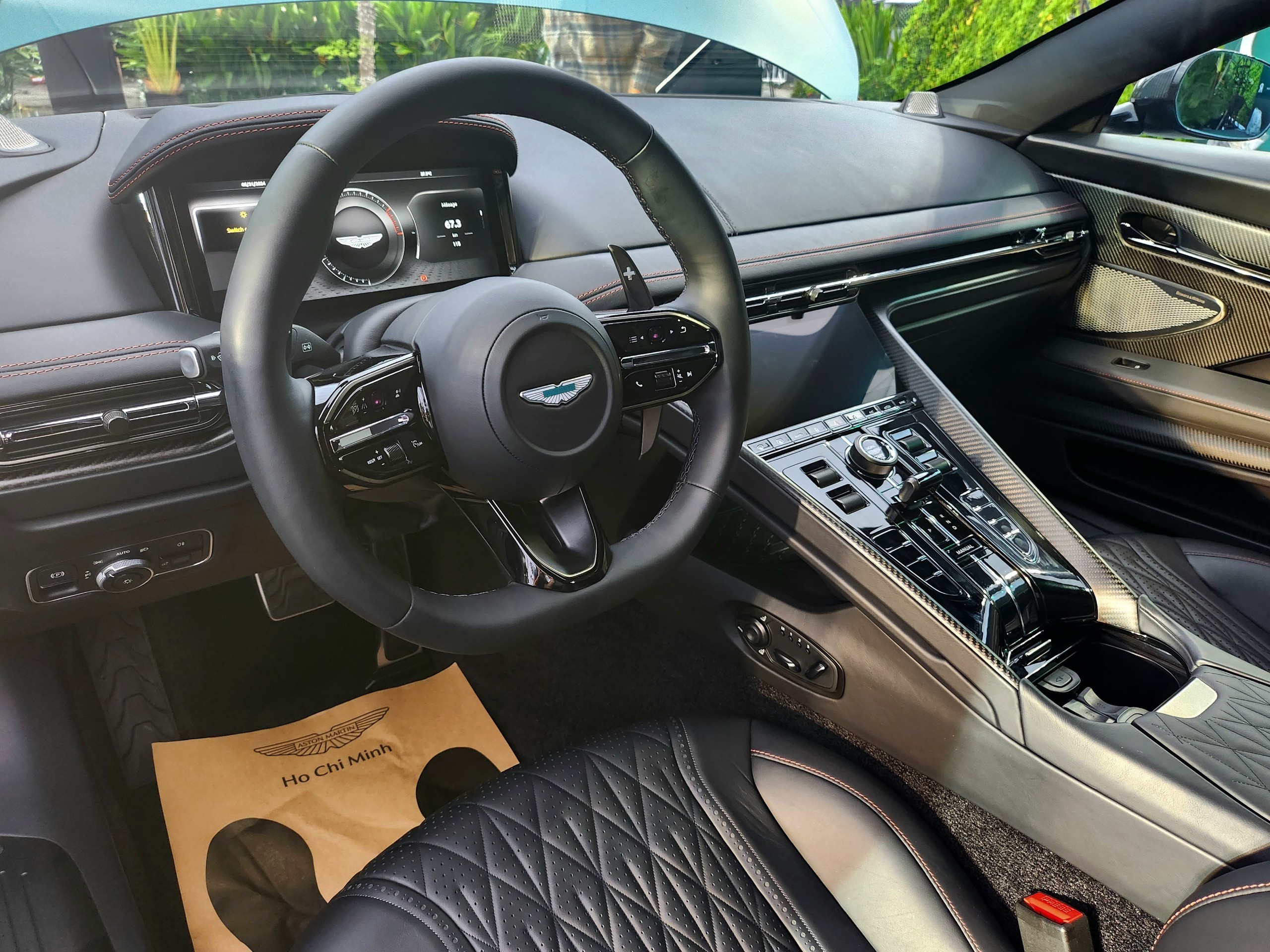 Aston Martin DB12 giá từ 19,5 tỷ đồng có gì đặc biệt?
