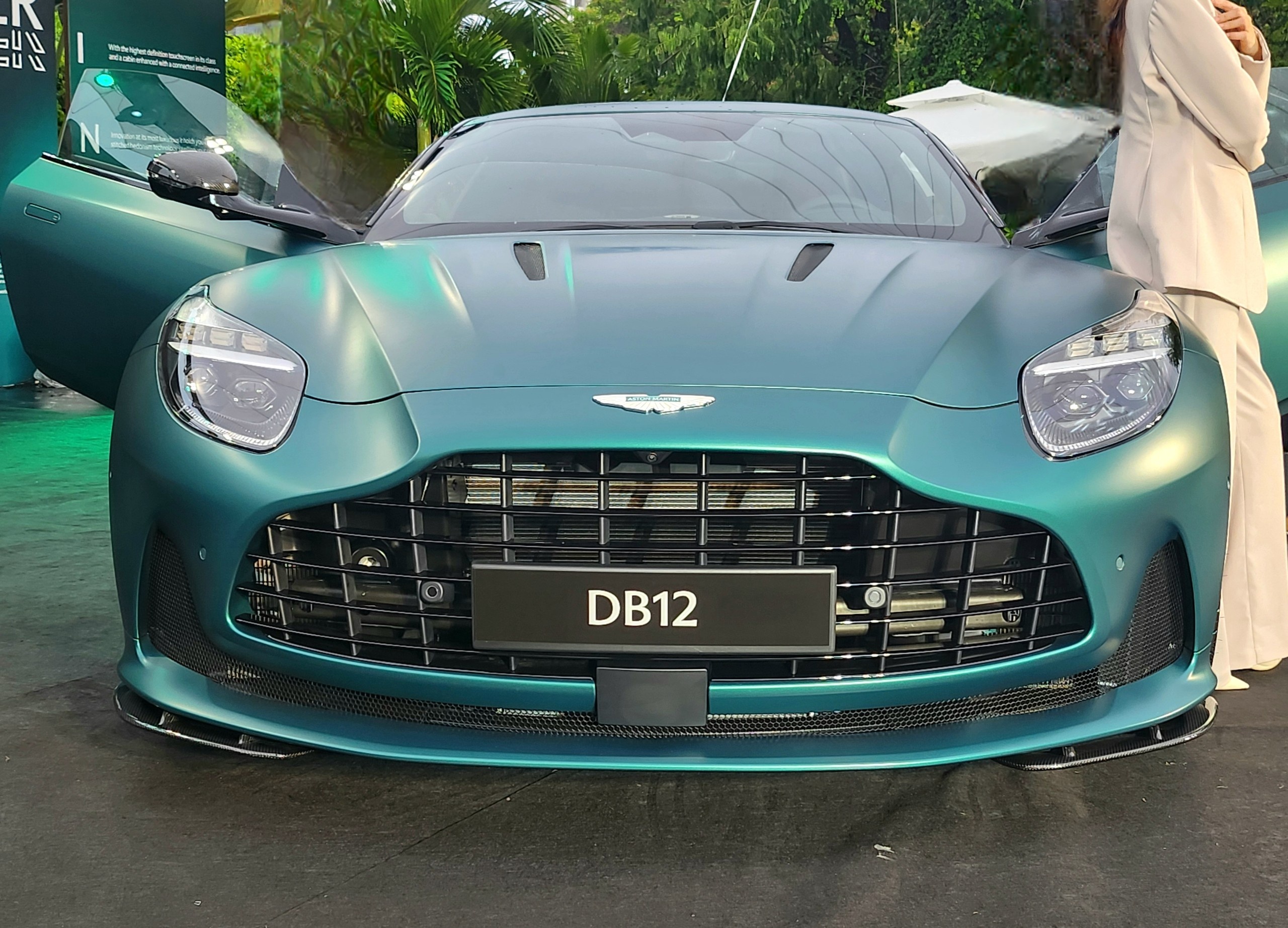 Aston Martin DB12 giá từ 19,5 tỷ đồng có gì đặc biệt?