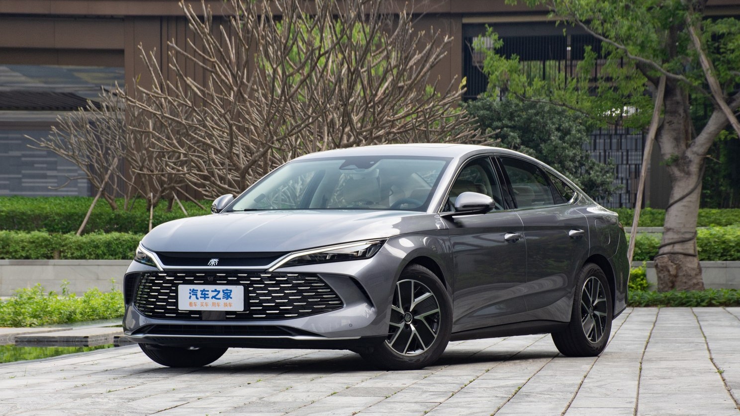 BYD Qin L -  xe lai xang dien co pham vi hoat dong 2.100 km hinh anh