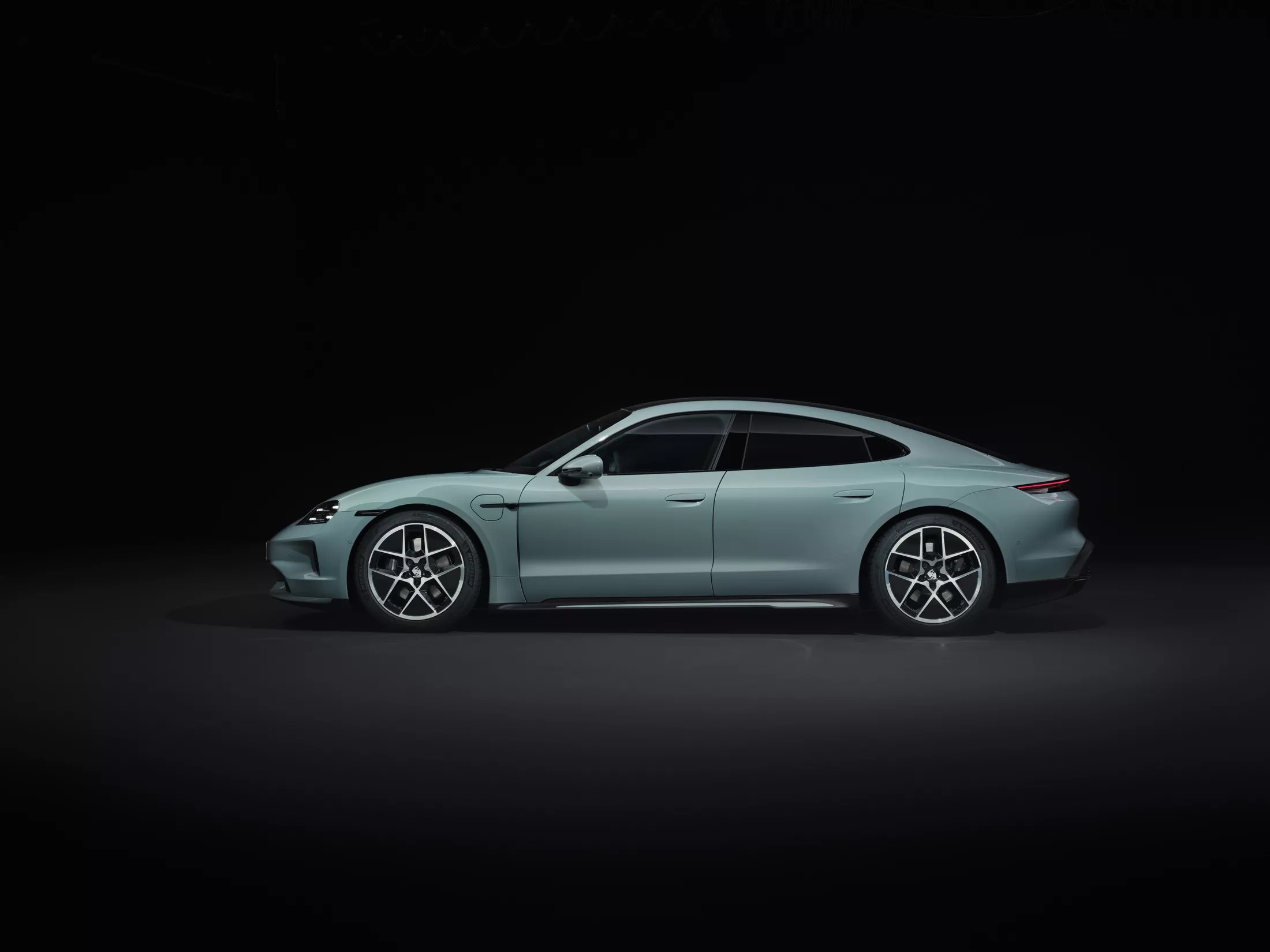Porsche tang 4.500 USD neu nguoi dung doi tu Tesla sang Taycan EV 2025 hinh anh