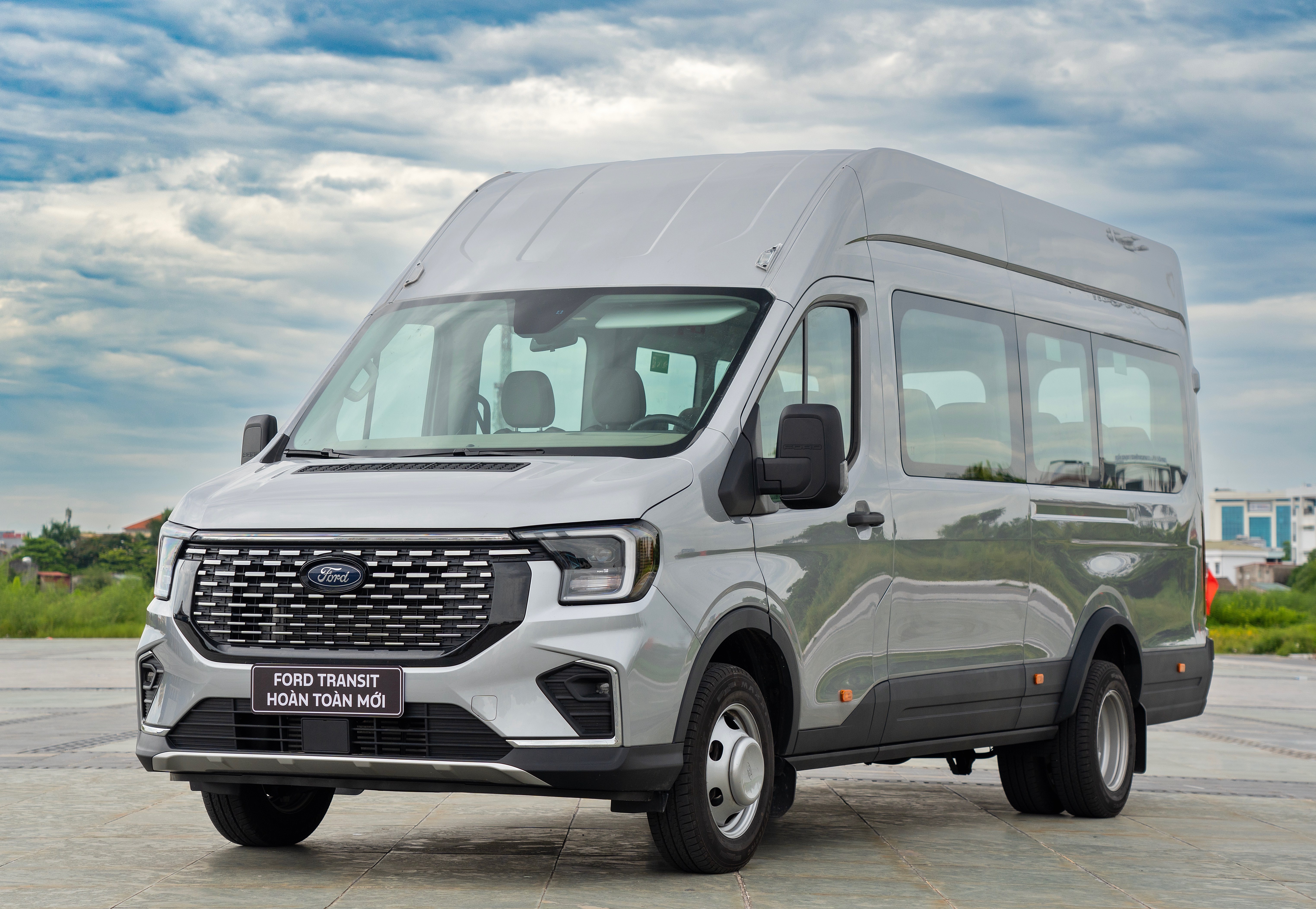Ford Transit 2024 ra mat Viet Nam, gia hon 900 trieu dong hinh anh