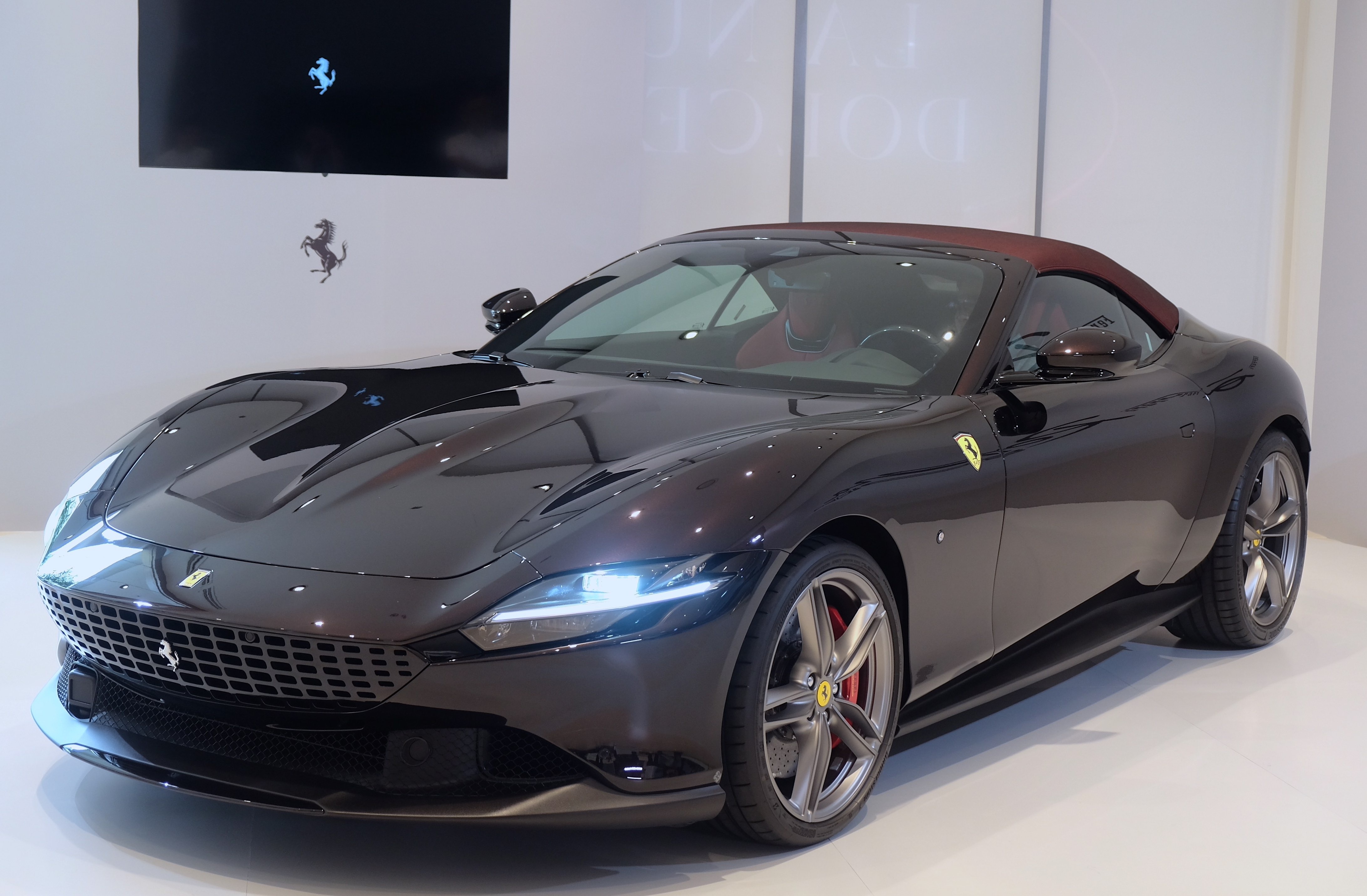 Chi tiet Ferrari Roma Spider vua cap ben Viet Nam, gia tu 20 ty dong hinh anh