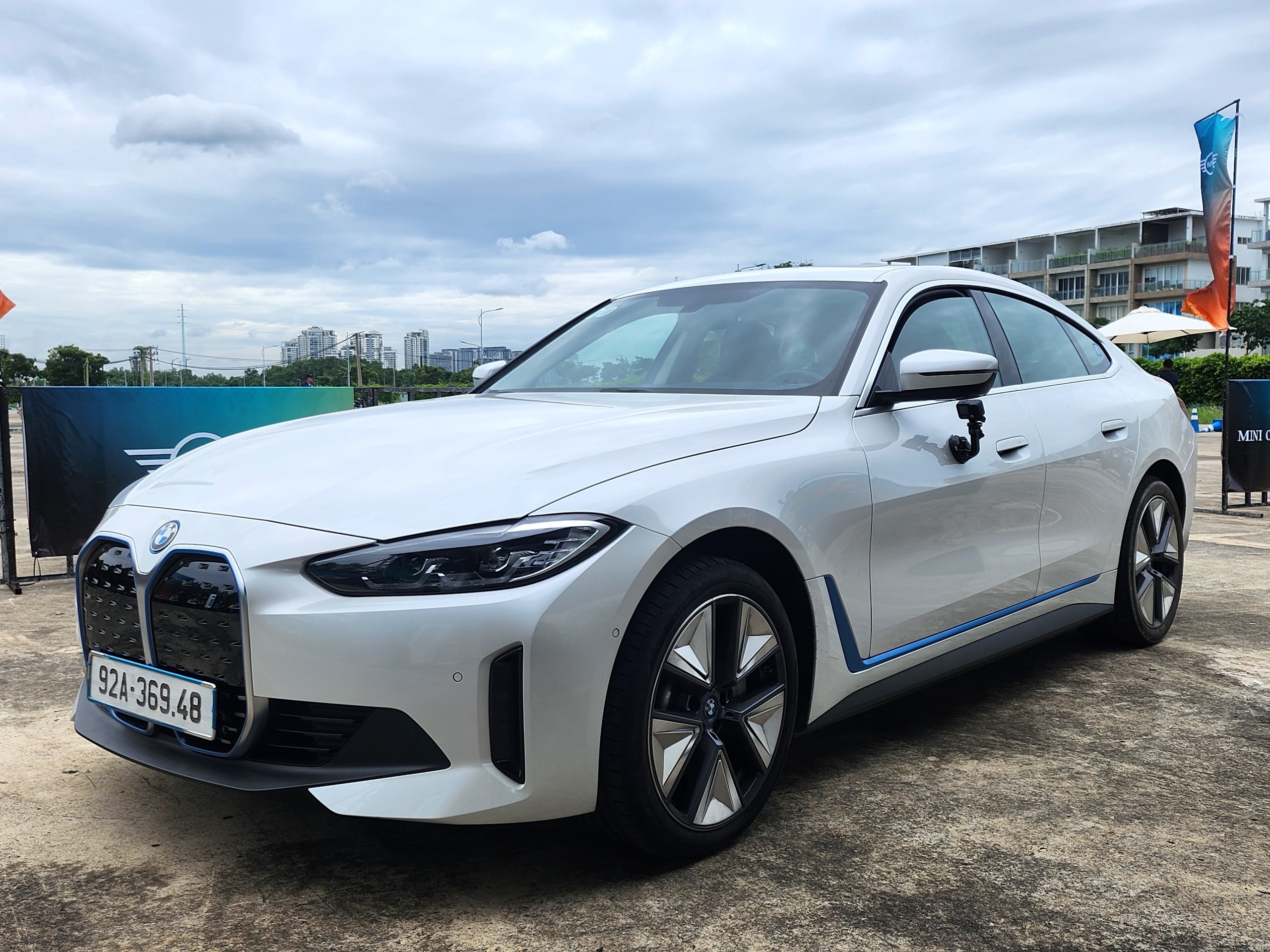 Can canh BMW i4, doi thu 'cap cao' cua BYD Seal tai Viet Nam hinh anh