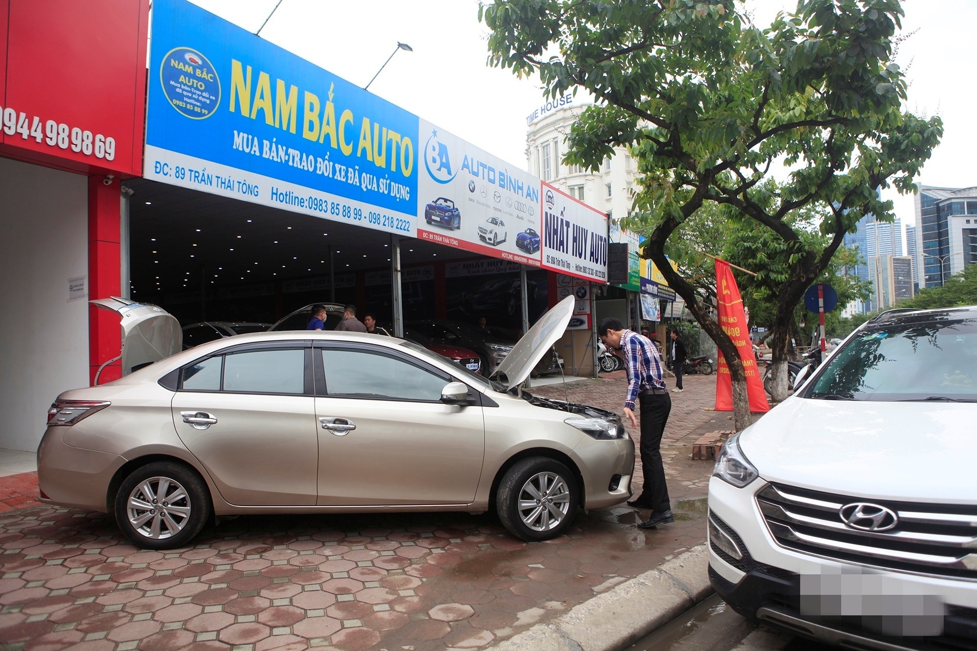 Nghich ly thi truong oto cu - xe 'e' len gia, xe hot lo hon 100 trieu hinh anh