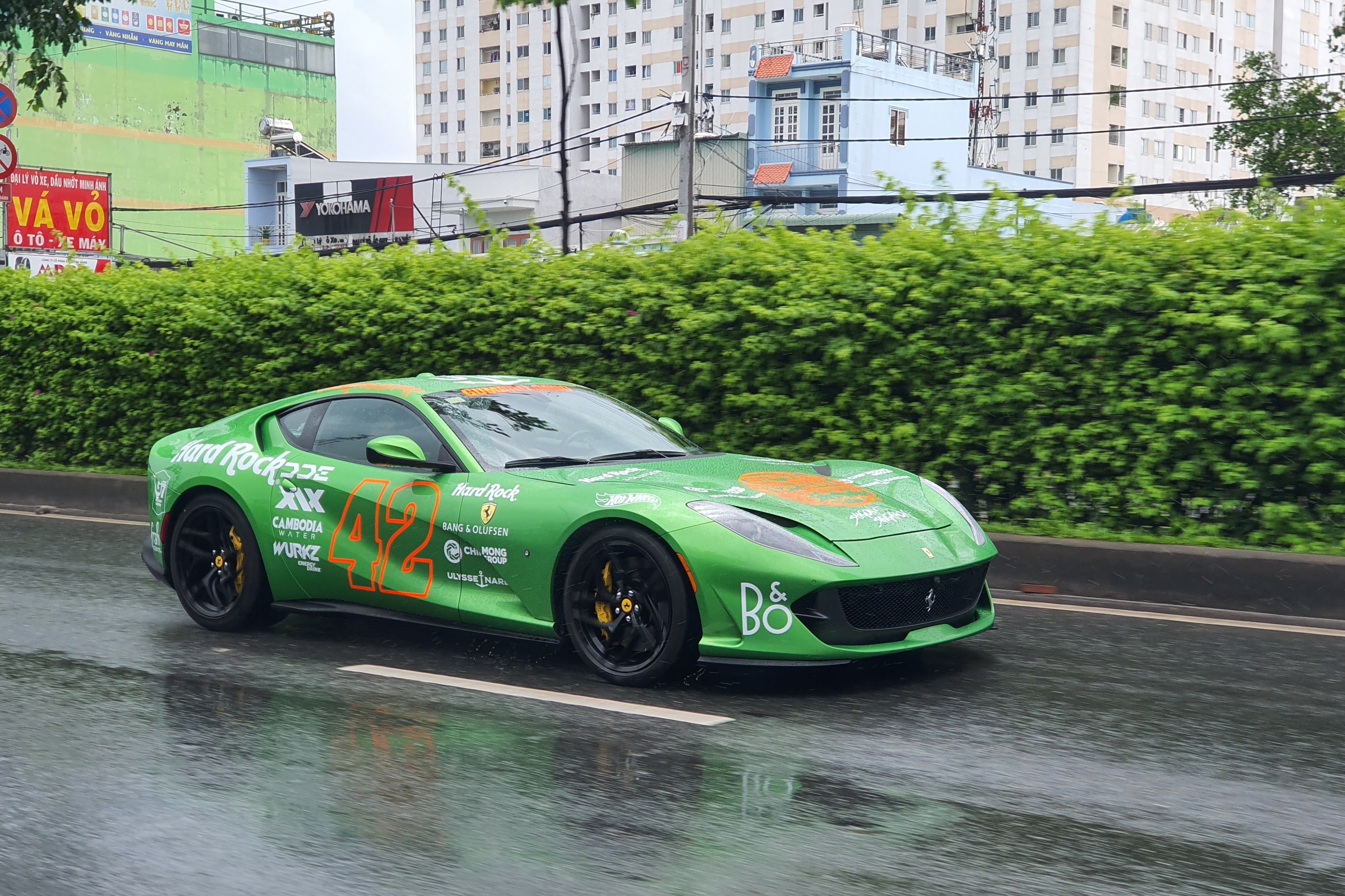 Doan Gumball 3000 da cap ben Malaysia sau su co hinh anh