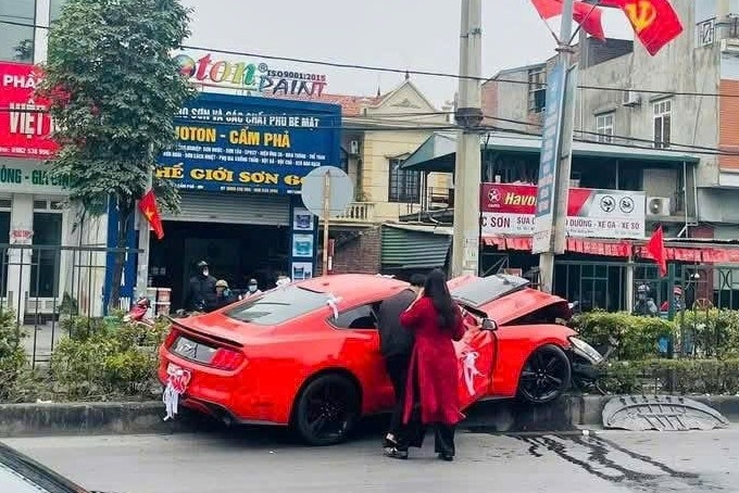 Ford Mustang don dau nat dau sau khi dam vao dai phan cach hinh anh