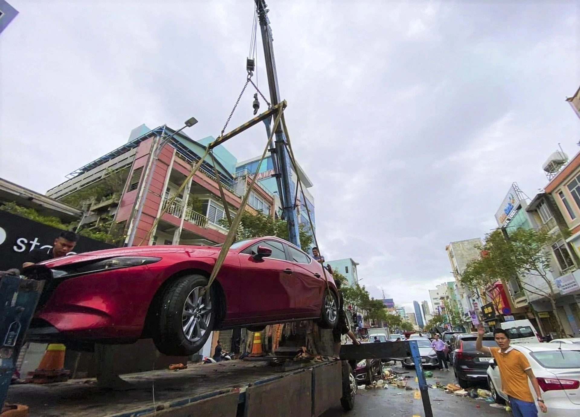 Chu xe tai TP.HCM va noi lo ngap nuoc, thuy kich hinh anh