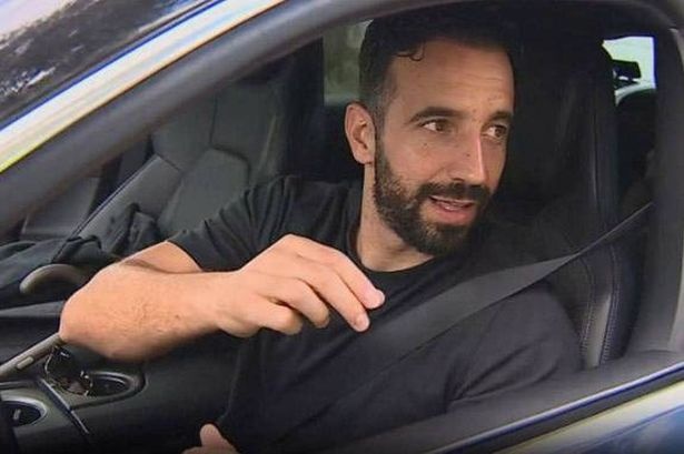 Tan huan luyen vien cua Manchester United di xe gi? hinh anh